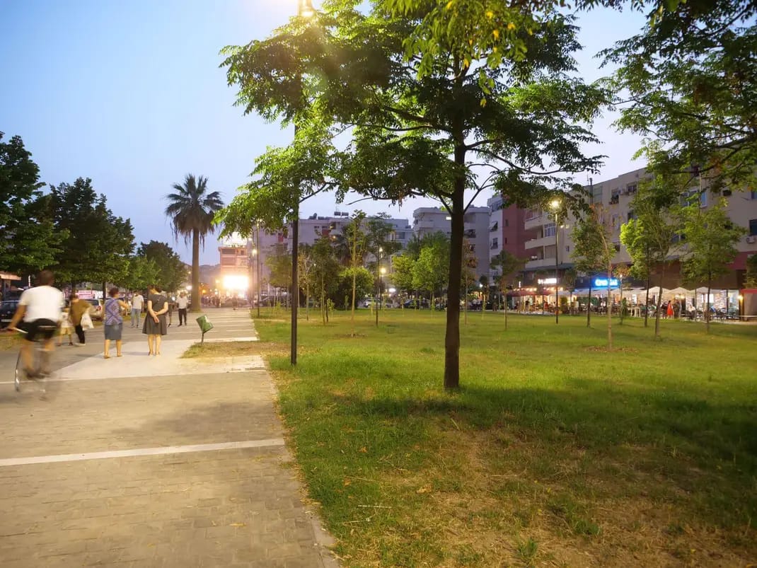 Bashkia Durres Rikonstruksion i hapsirave publike ne bllokun e banimit Lagja Nr.17 dhe tek Muzeu i Deshmoreve